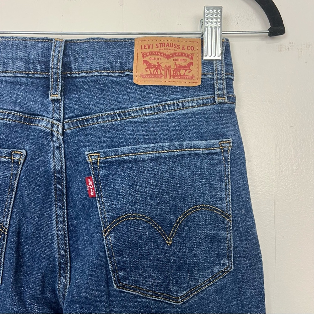 Levi's 724 High Rise Straight Jeans Size 26 / 2 Mid Wash Stretch Long Inseam - Picture 4 of 4